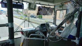 バスの運転席