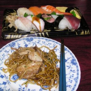 お総菜のお寿司＆焼きそば｜外出許可