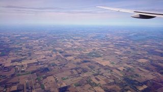 飛行機の窓からの眺め｜海外出張にて